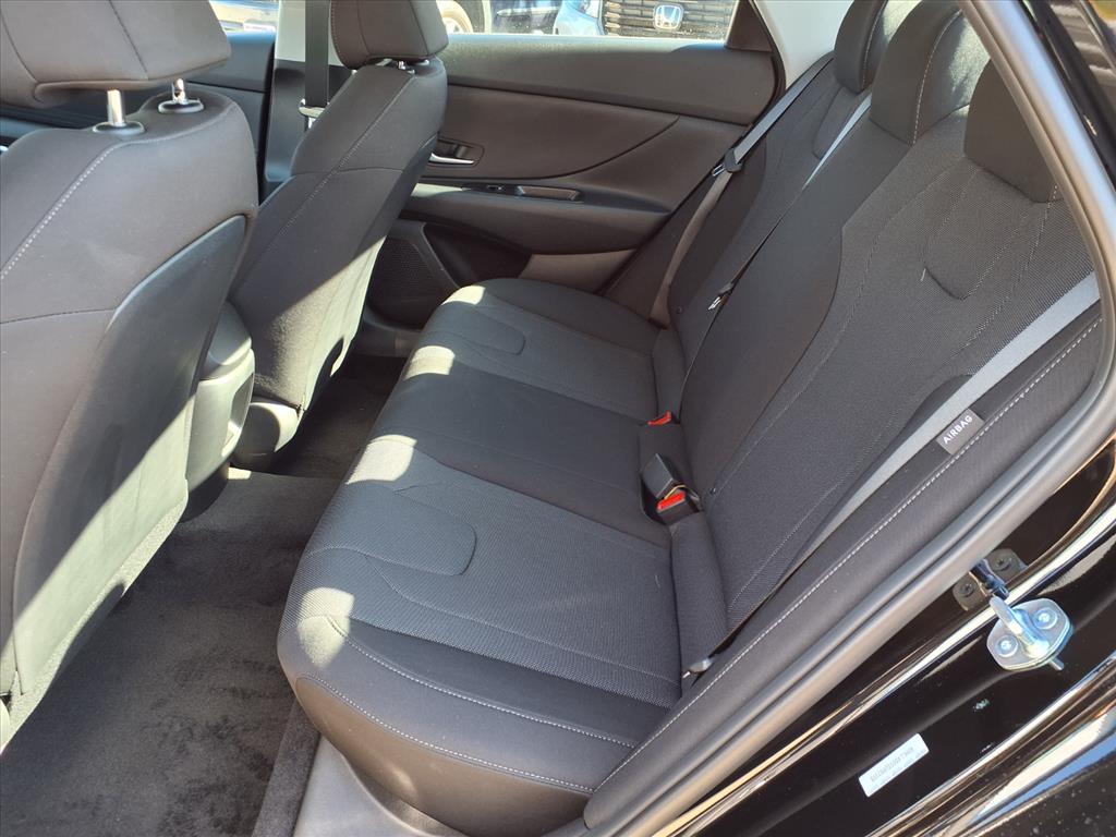 2025 Hyundai Elantra SE Image 5 of 15