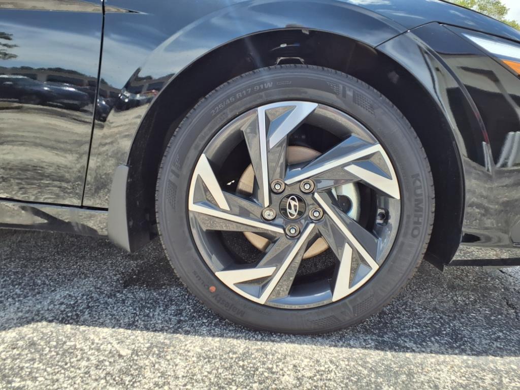 Vehicle image 9 of 32
