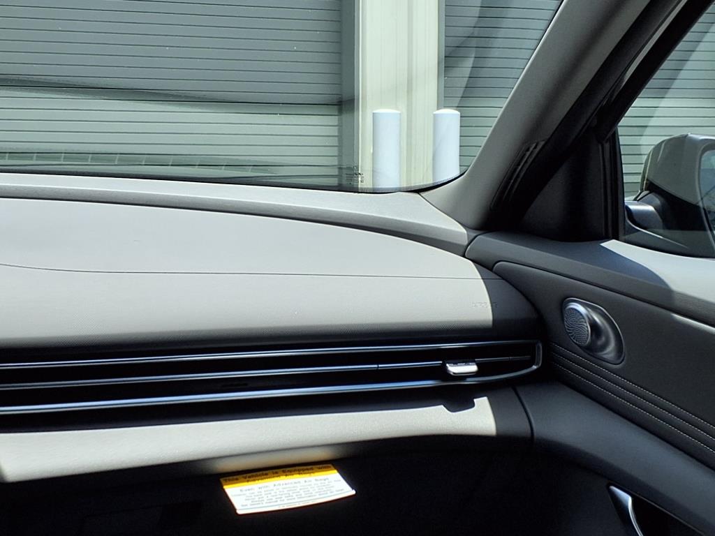 Vehicle image 17 of 32