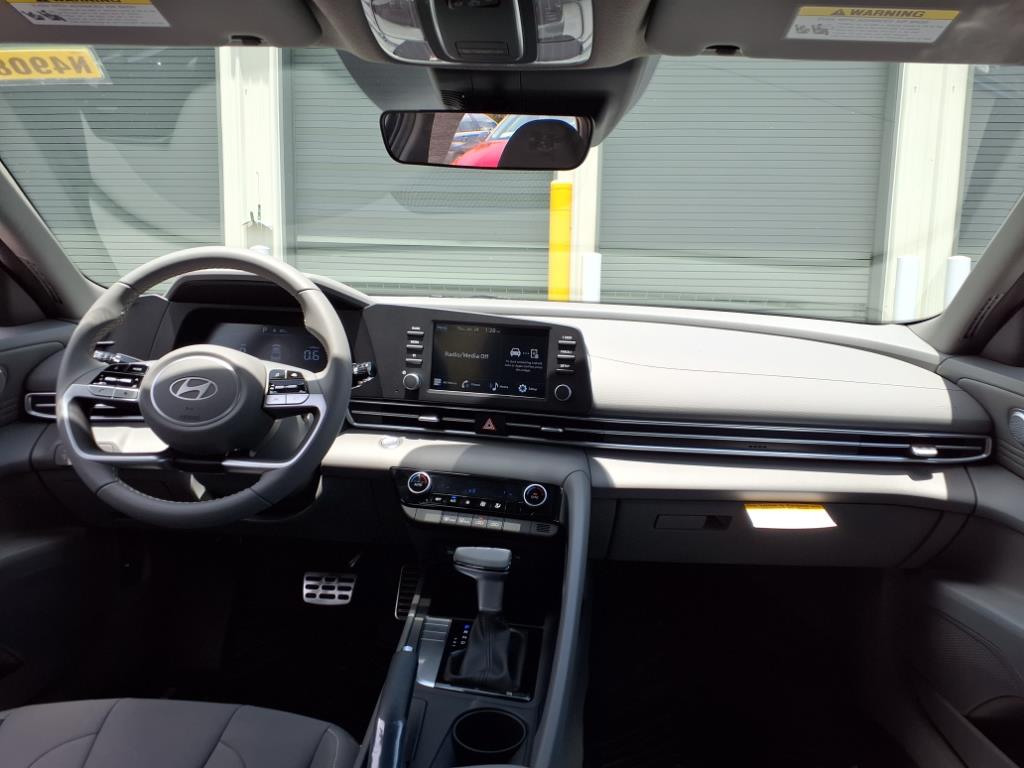 Vehicle image 15 of 32