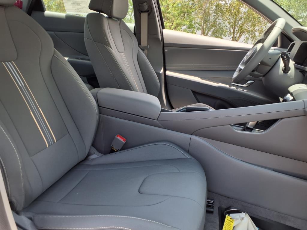 Vehicle image 14 of 32