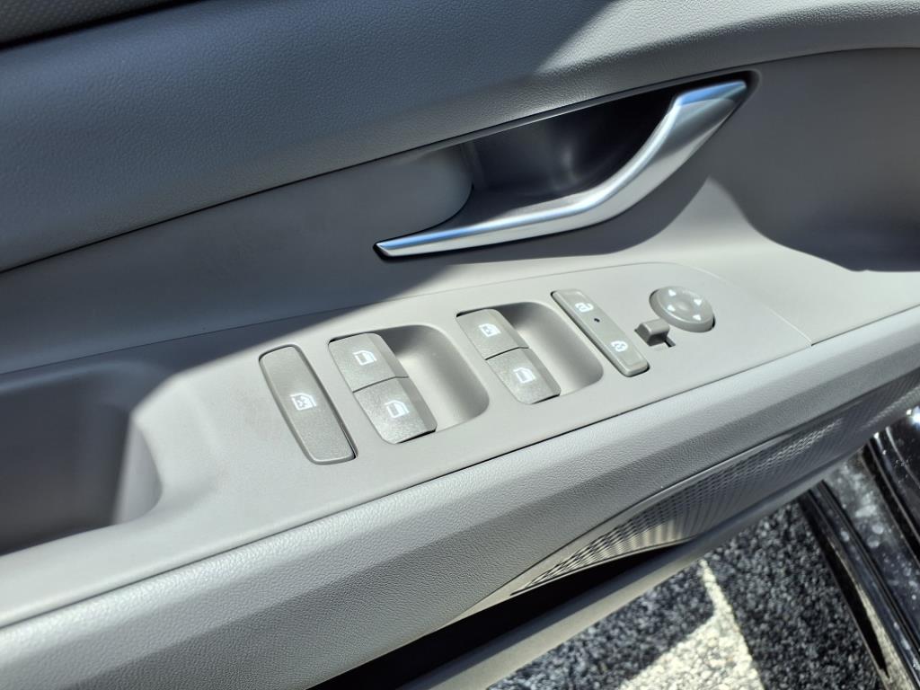 Vehicle image 25 of 32