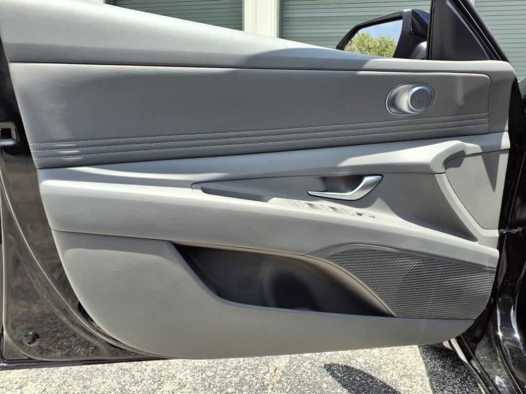 Vehicle image 24 of 32