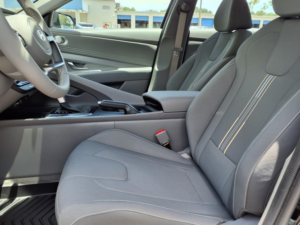 Vehicle image 13 of 32