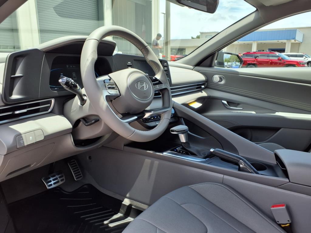Vehicle image 16 of 32