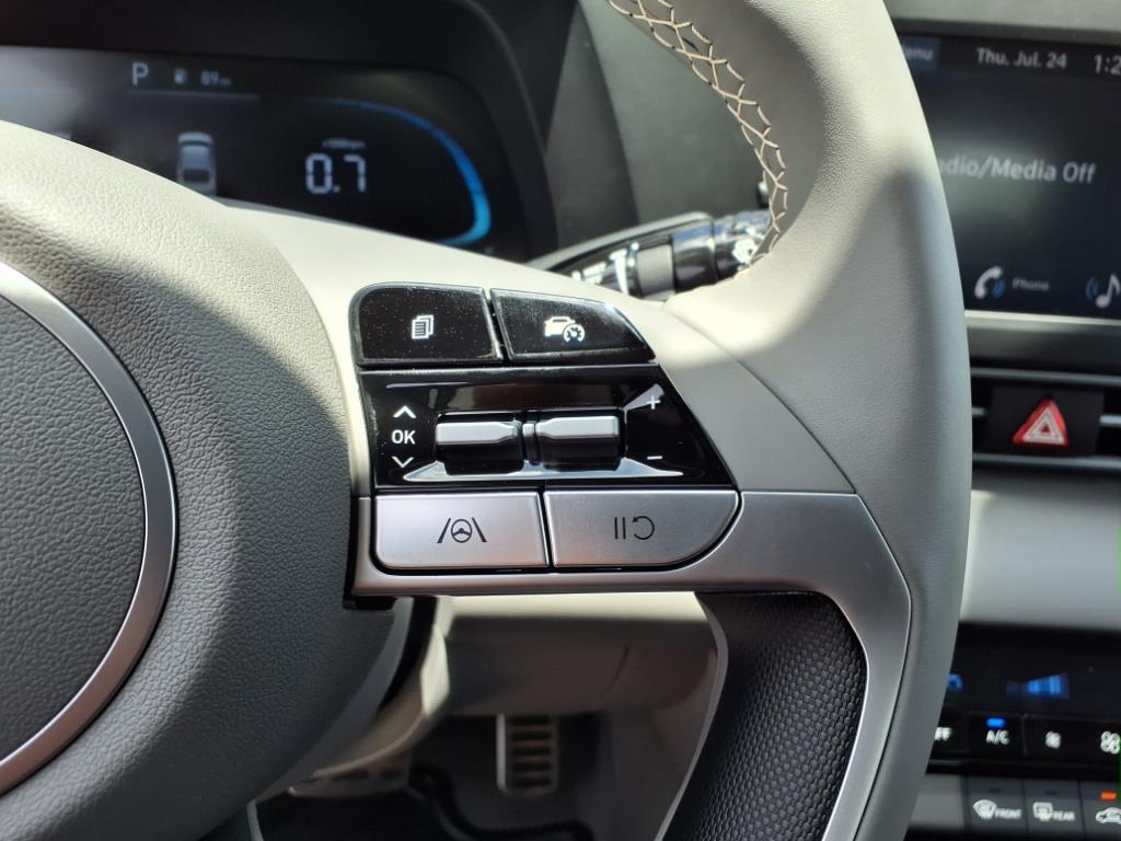Vehicle image 23 of 32