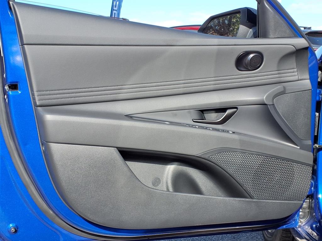 Vehicle image 9 of 32
