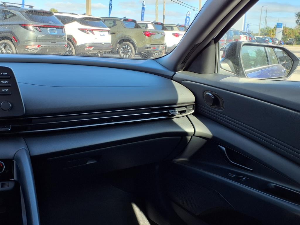 Vehicle image 16 of 32