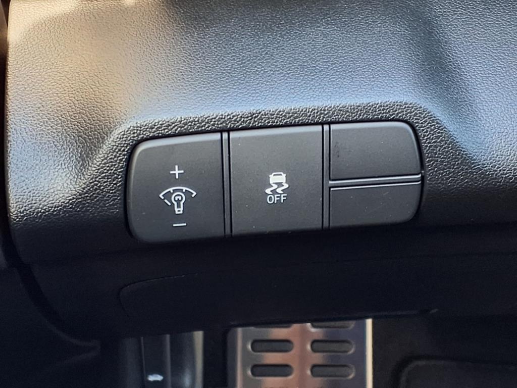 Vehicle image 24 of 32
