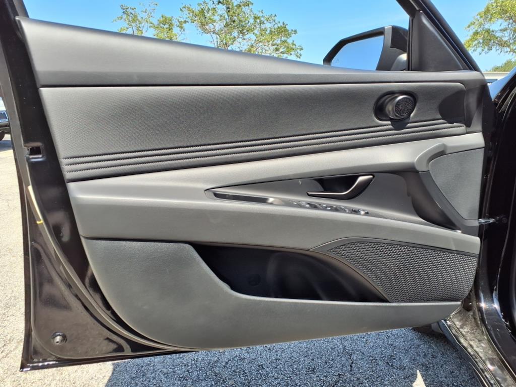 Vehicle image 23 of 32
