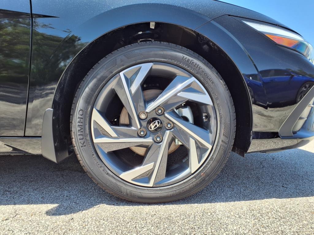 Vehicle image 9 of 32