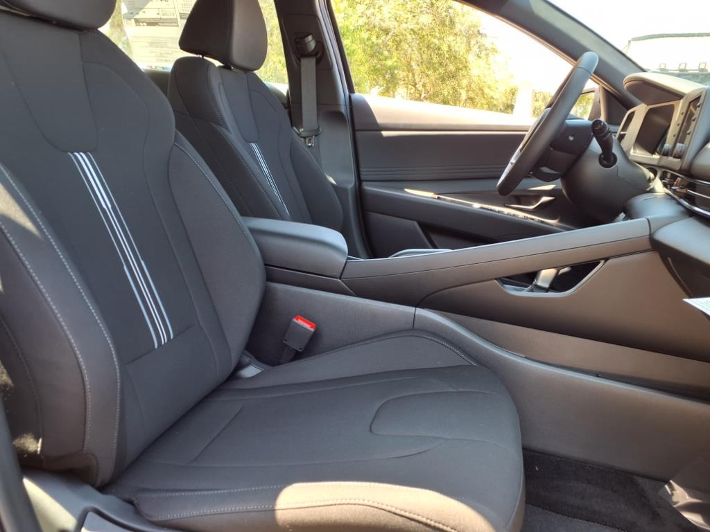 Vehicle image 14 of 32