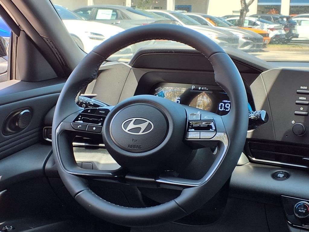 Vehicle image 17 of 32