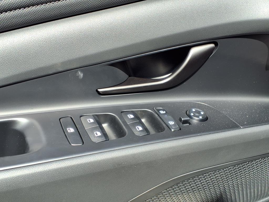 Vehicle image 24 of 32