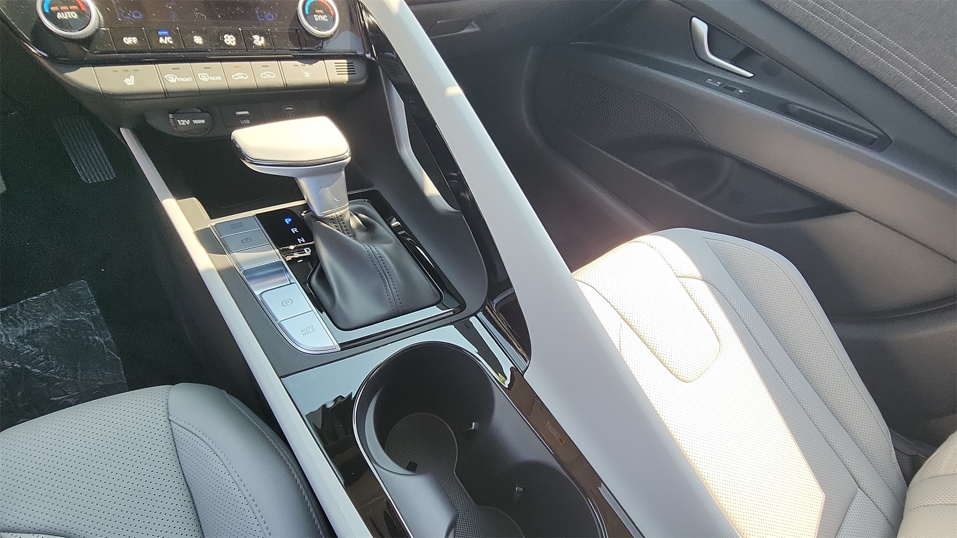 2025 Hyundai Elantra Limited Image 19 of 29