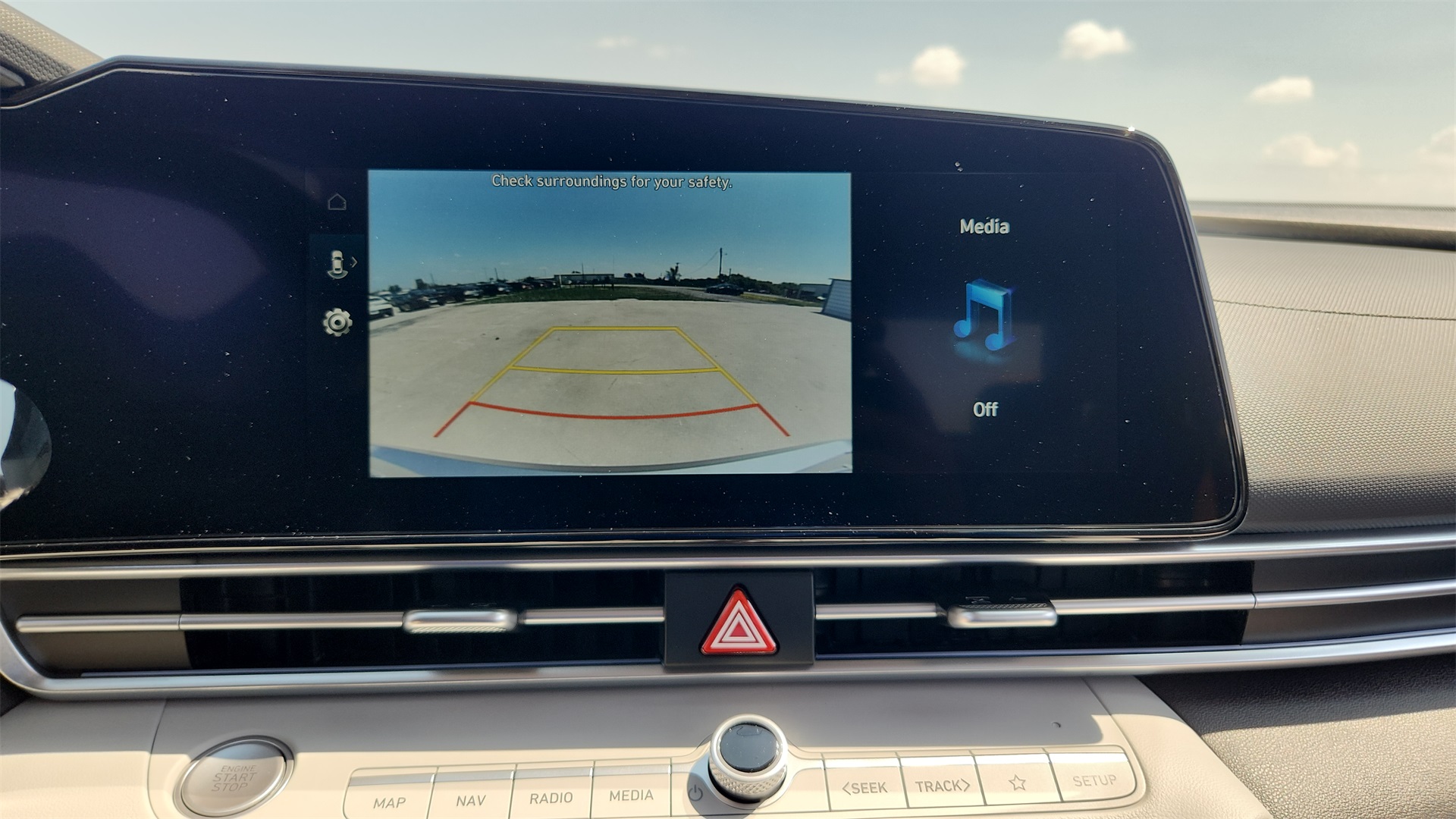 2025 Hyundai Elantra Limited Image 17 of 29