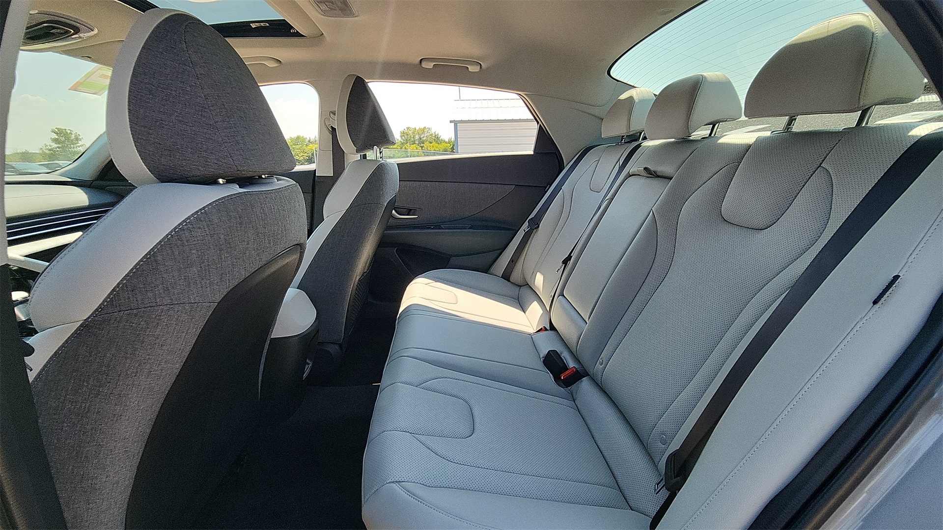 2025 Hyundai Elantra Limited Image 11 of 29