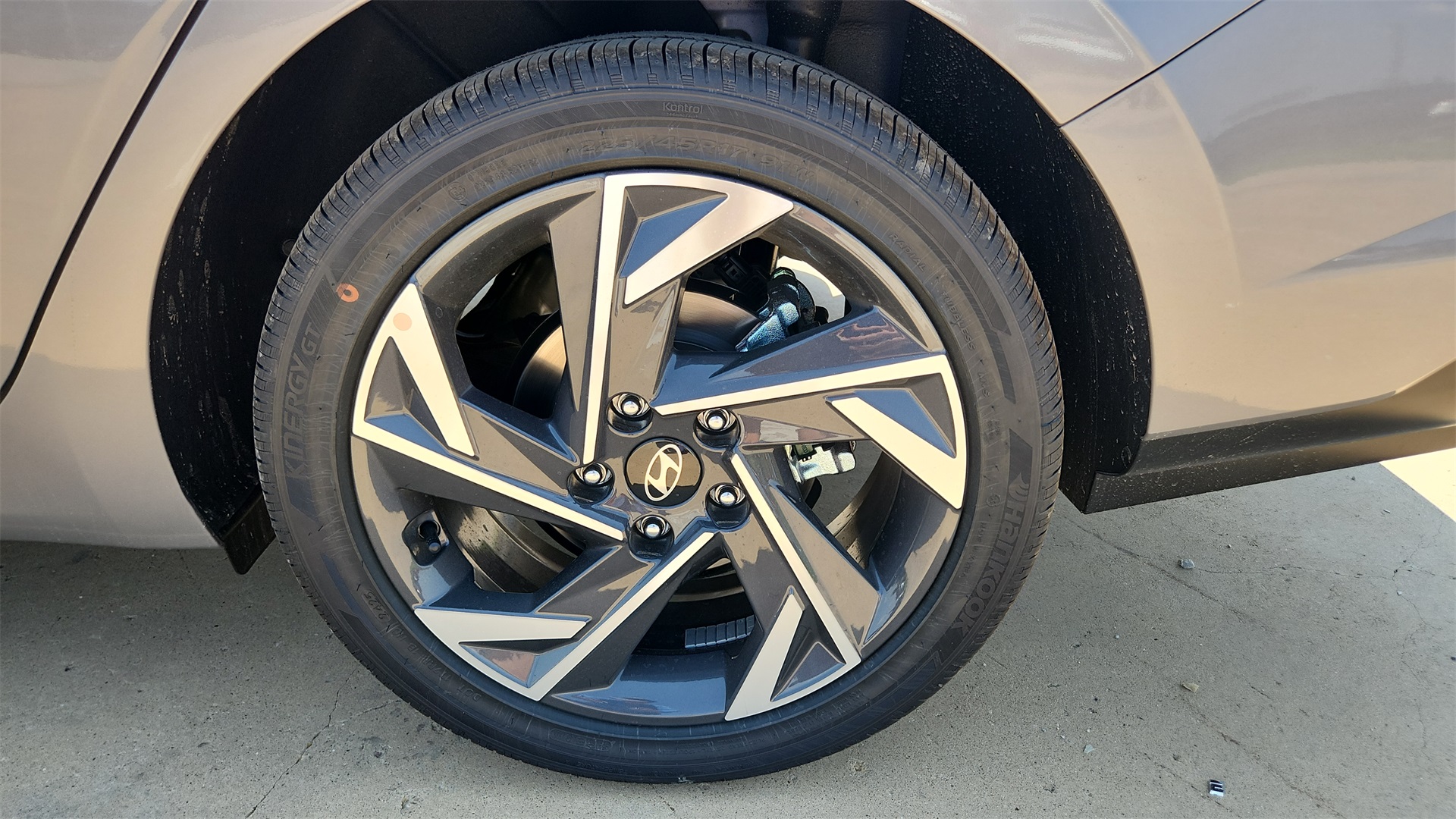 2025 Hyundai Elantra Limited Image 9 of 29