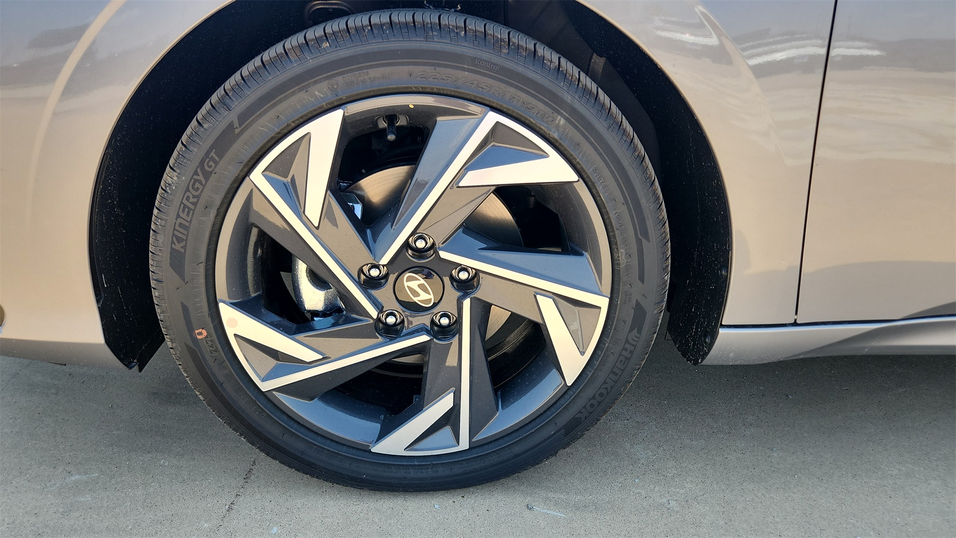 2025 Hyundai Elantra Limited Image 10 of 29