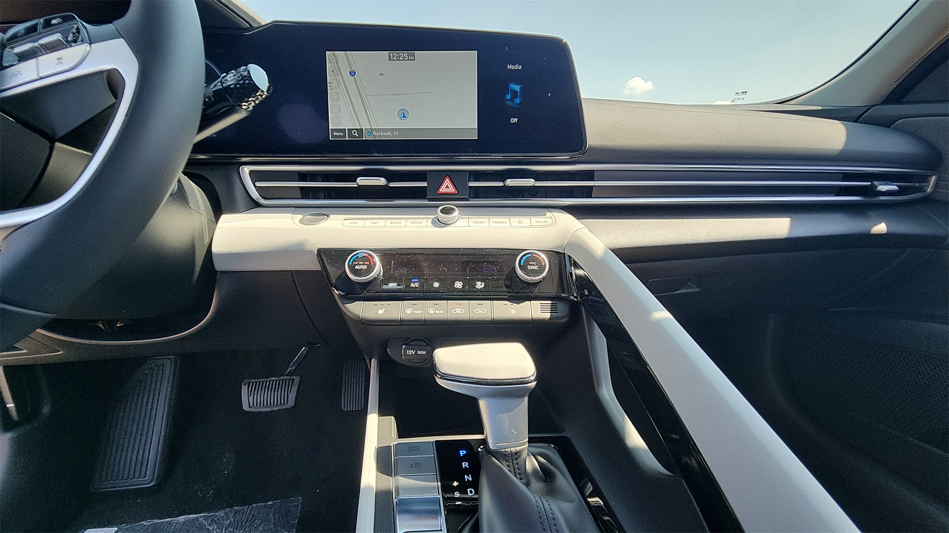 2025 Hyundai Elantra Limited Image 16 of 29