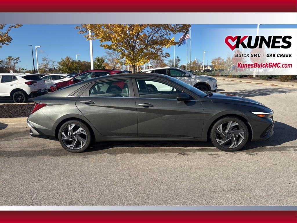 2025 Hyundai Elantra Limited Image 4 of 24