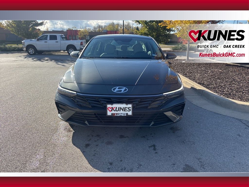 2025 Hyundai Elantra Limited Image 2 of 24