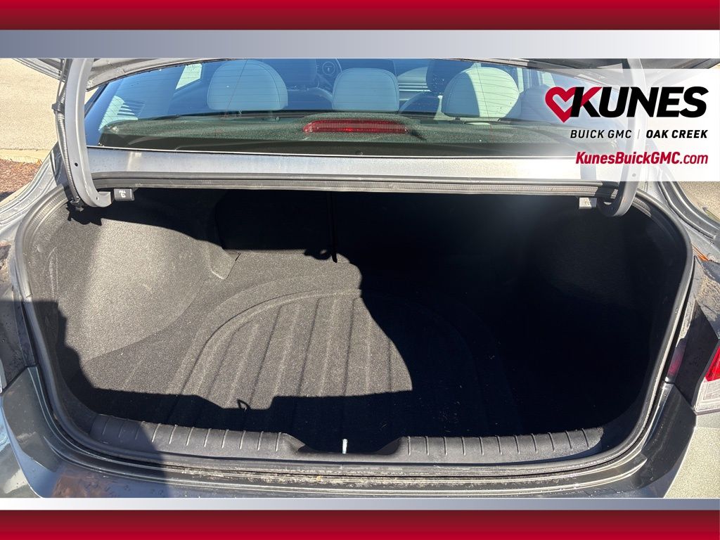 2025 Hyundai Elantra Limited Image 7 of 24