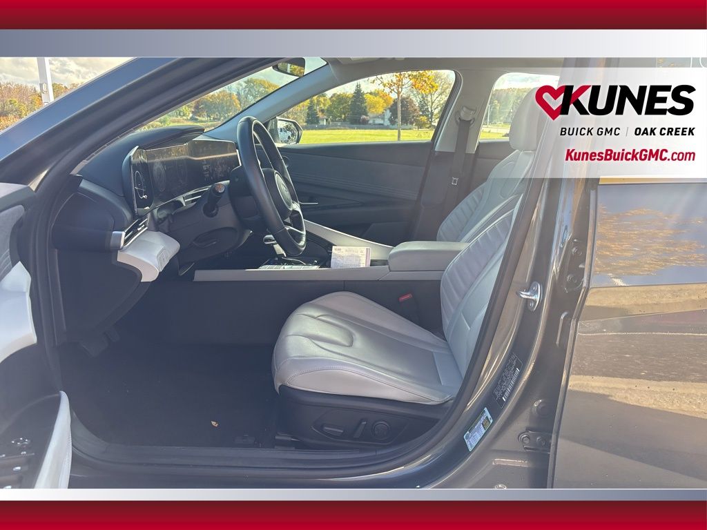 2025 Hyundai Elantra Limited Image 18 of 24