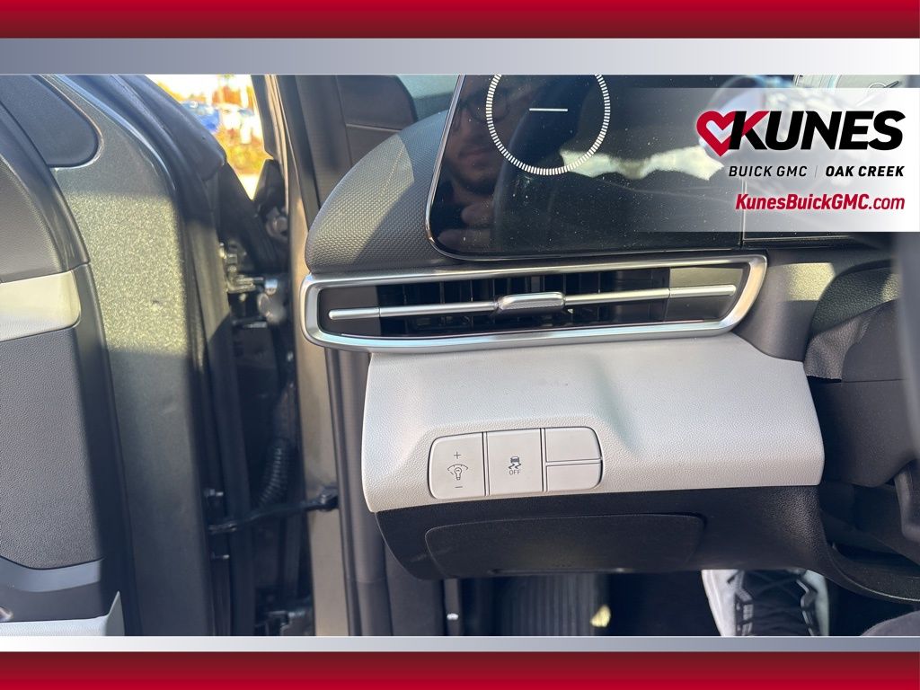 2025 Hyundai Elantra Limited Image 17 of 24