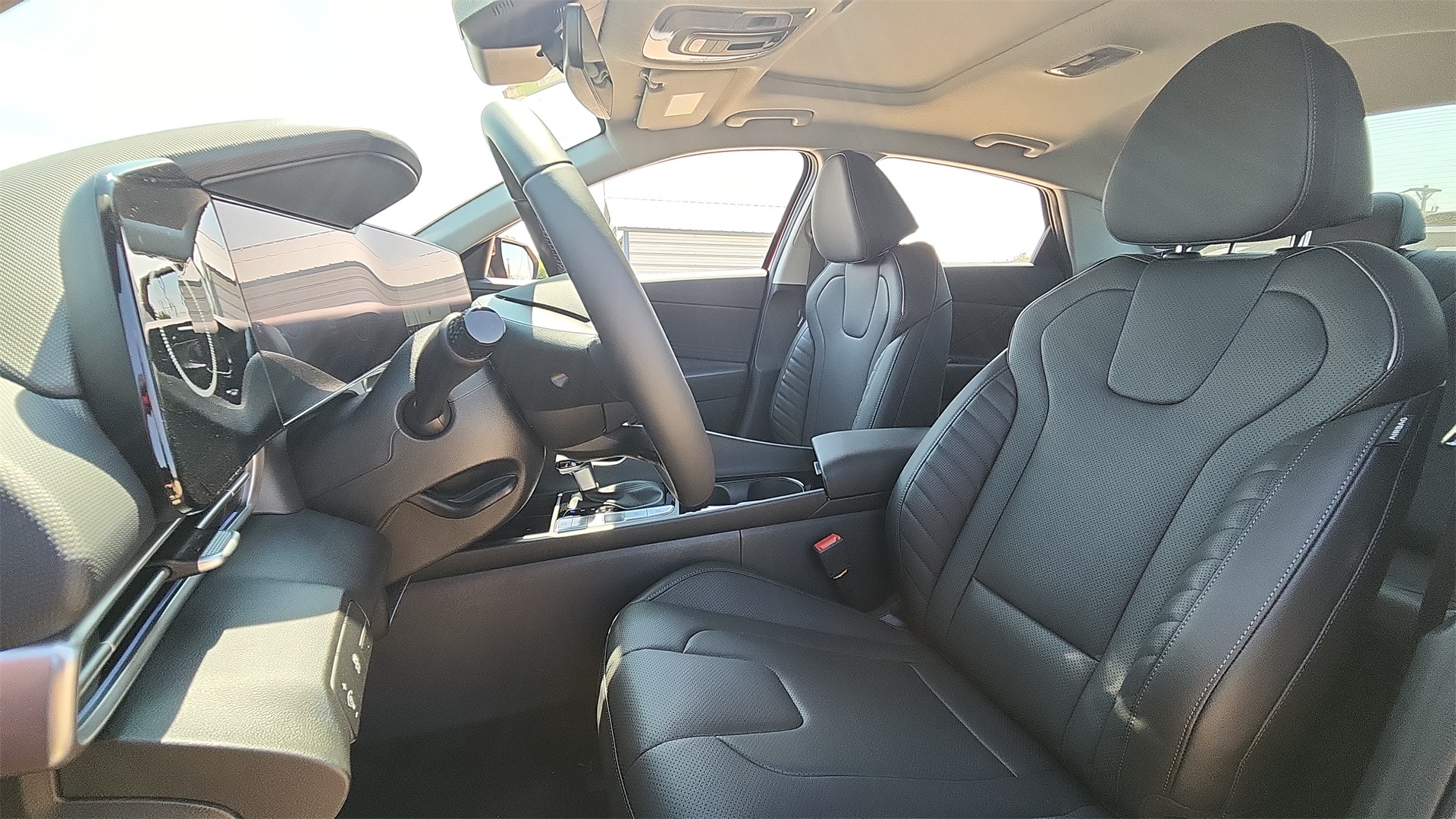 2025 Hyundai Elantra Limited Image 12 of 29