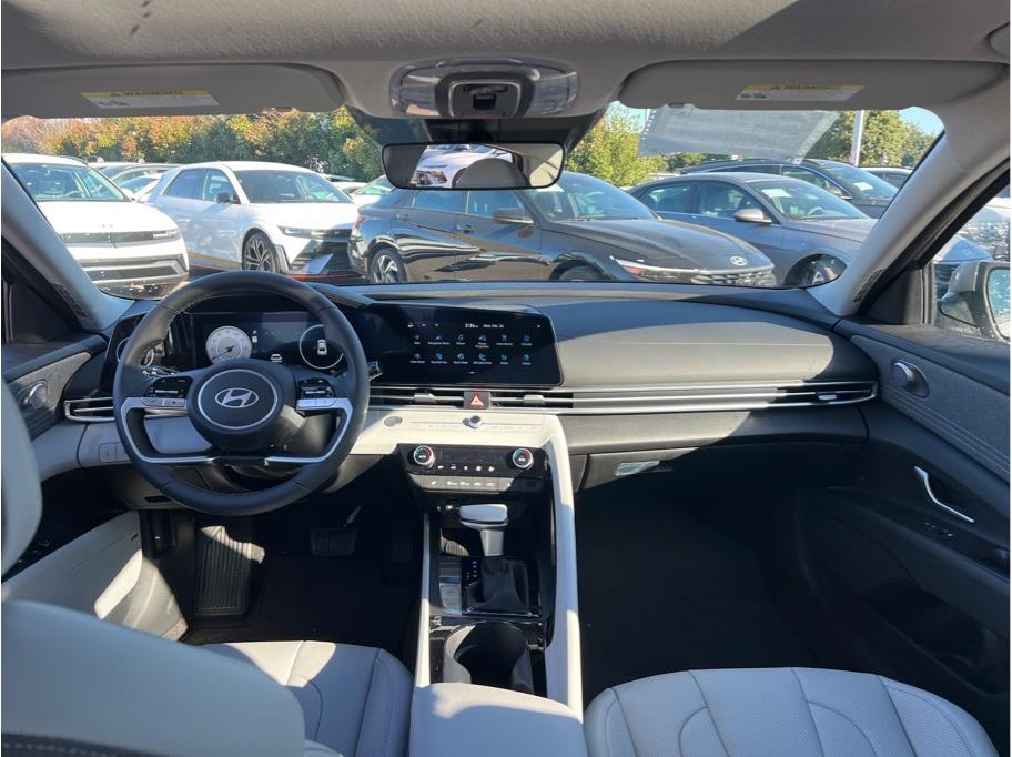Vehicle image 18 of 22