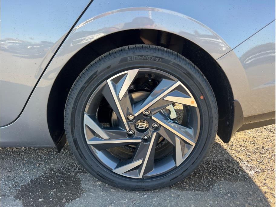 Vehicle image 21 of 22