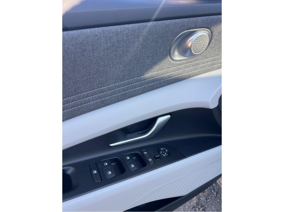 Vehicle image 17 of 22