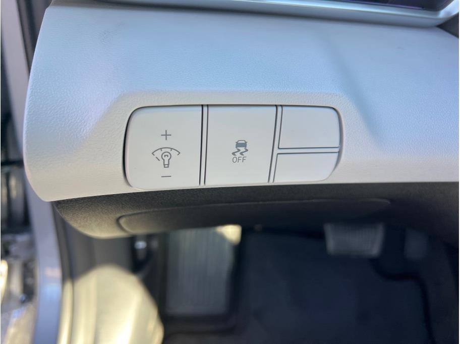 Vehicle image 16 of 22