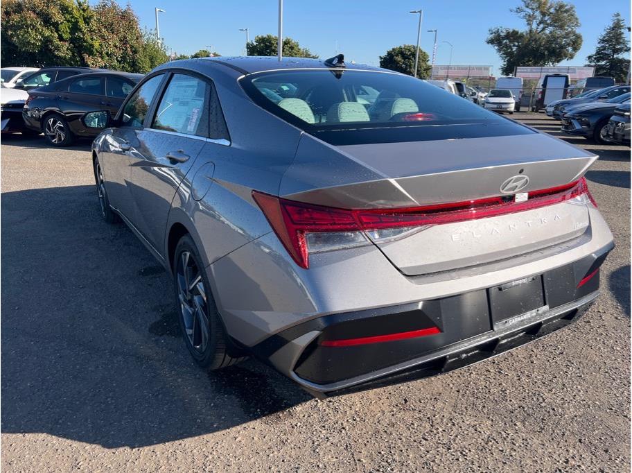 Vehicle image 6 of 22