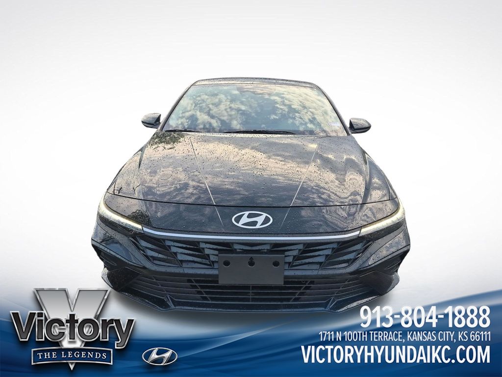 2025 Hyundai Elantra SE Image 2 of 28