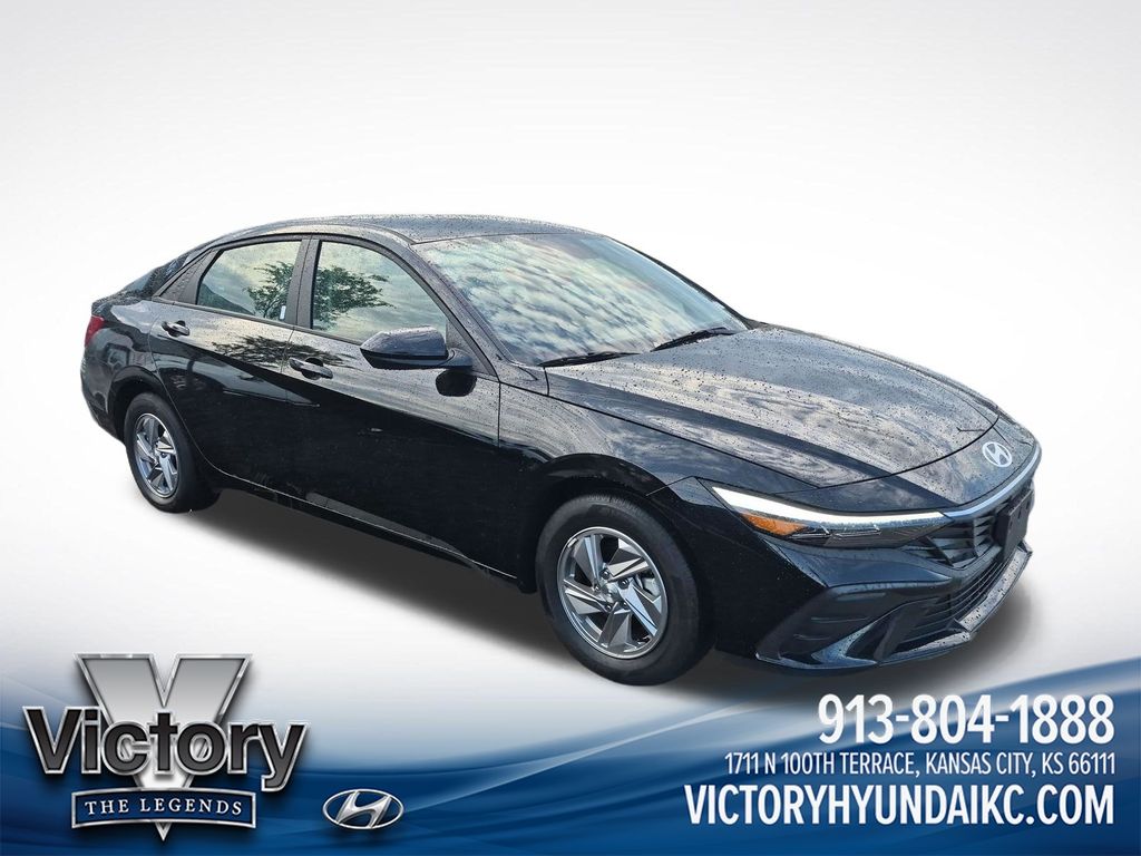 2025 Hyundai Elantra SE Image 3 of 28
