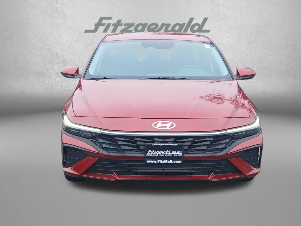 2025 Hyundai Elantra SE Image 2 of 21