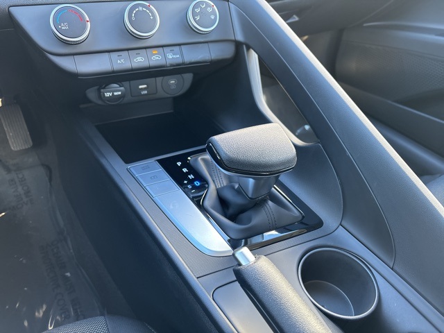 Vehicle image 27 of 32