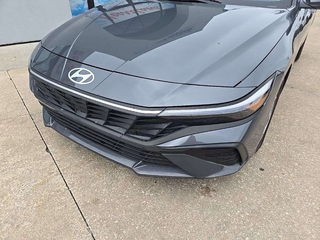 2025 Hyundai Elantra SE Image 3 of 78