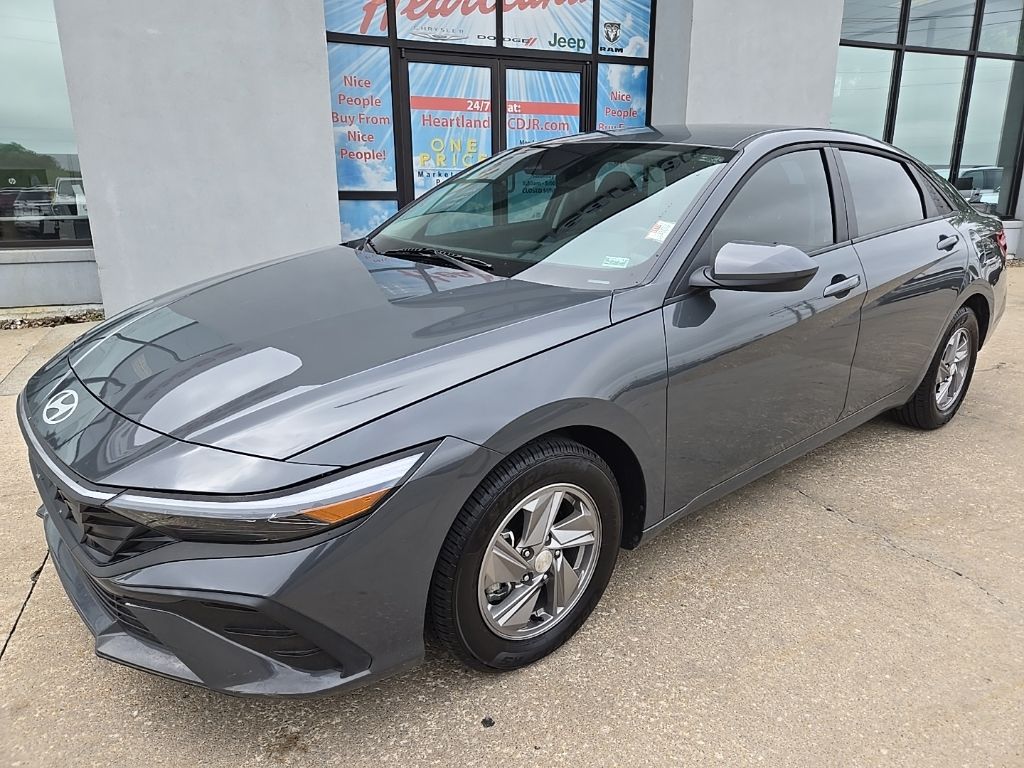 2025 Hyundai Elantra SE Image 2 of 78