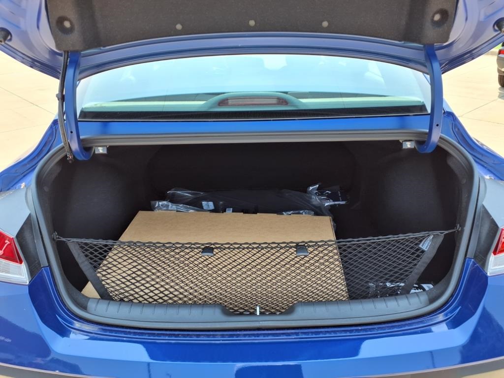 2025 Hyundai Elantra SE Image 10 of 34