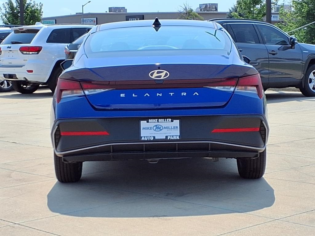 2025 Hyundai Elantra SE Image 6 of 34