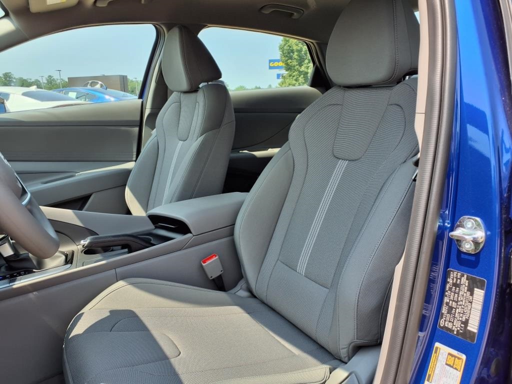 2025 Hyundai Elantra SE Image 12 of 34