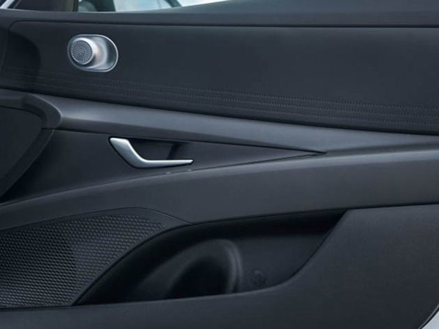 Vehicle image 7 of 23