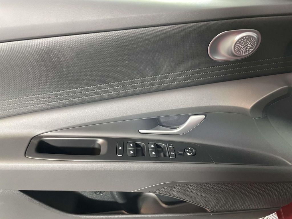 2025 Hyundai Elantra SE Image 13 of 21