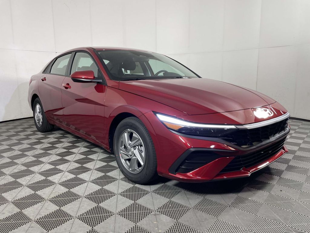 2025 Hyundai Elantra SE Image 3 of 21