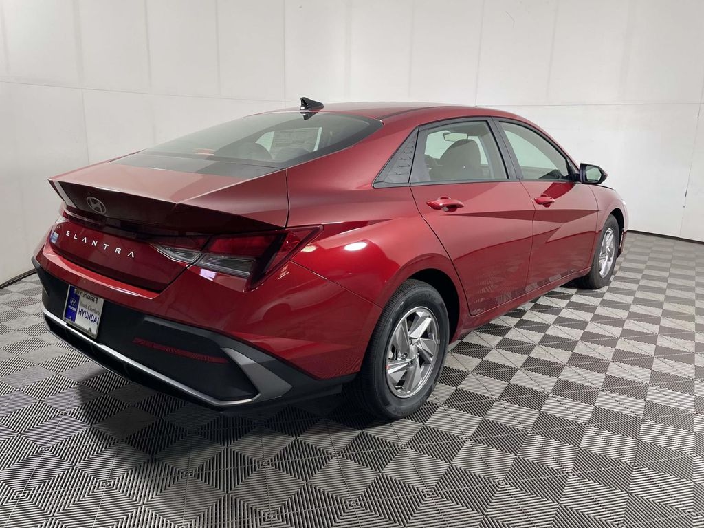 2025 Hyundai Elantra SE Image 4 of 21