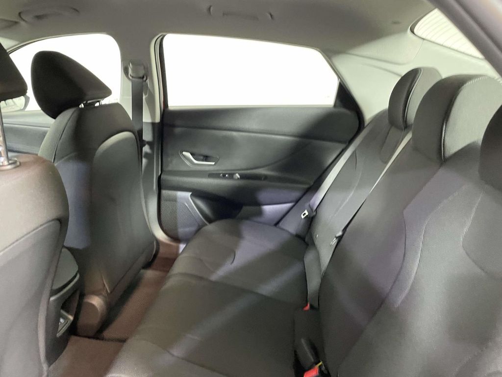 2025 Hyundai Elantra SE Image 8 of 21