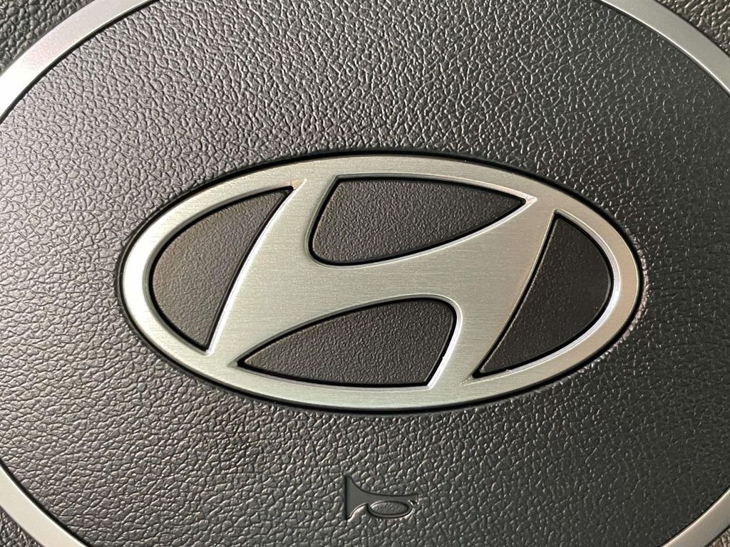 2025 Hyundai Elantra SE Image 16 of 21